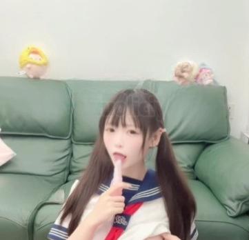 玻璃泡芙7月私定版外传 白丝JK造型与反差演出受到关注