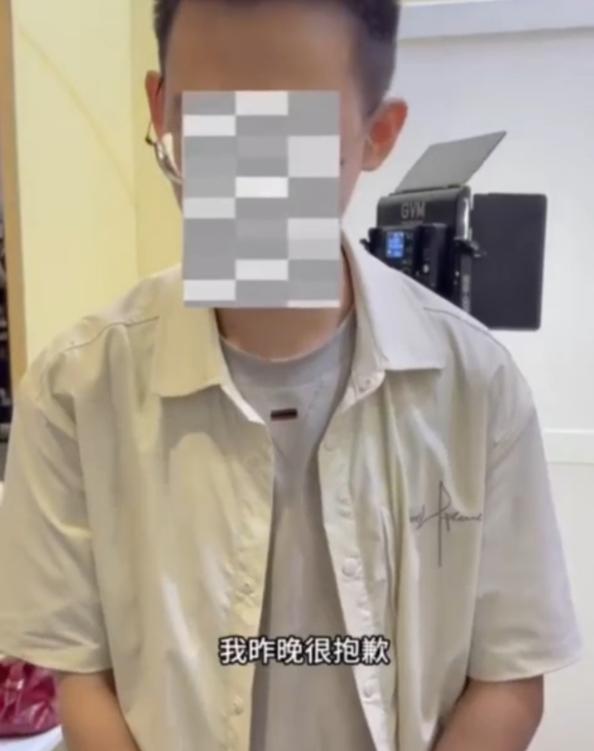 BW漫展合影互动出现越界触碰 男子将手伸入女生裙底后被现场制止