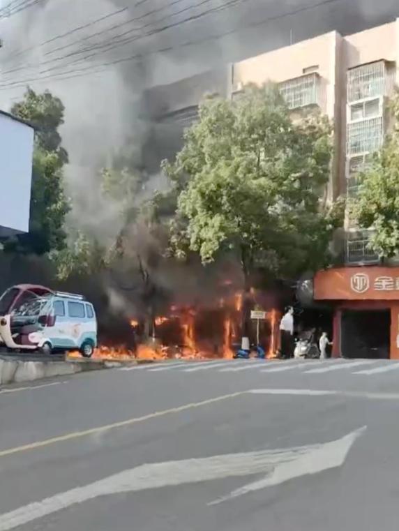 岳阳平江一店铺发生纵火案致3人死亡，警方称双方此前存在矛盾纠纷