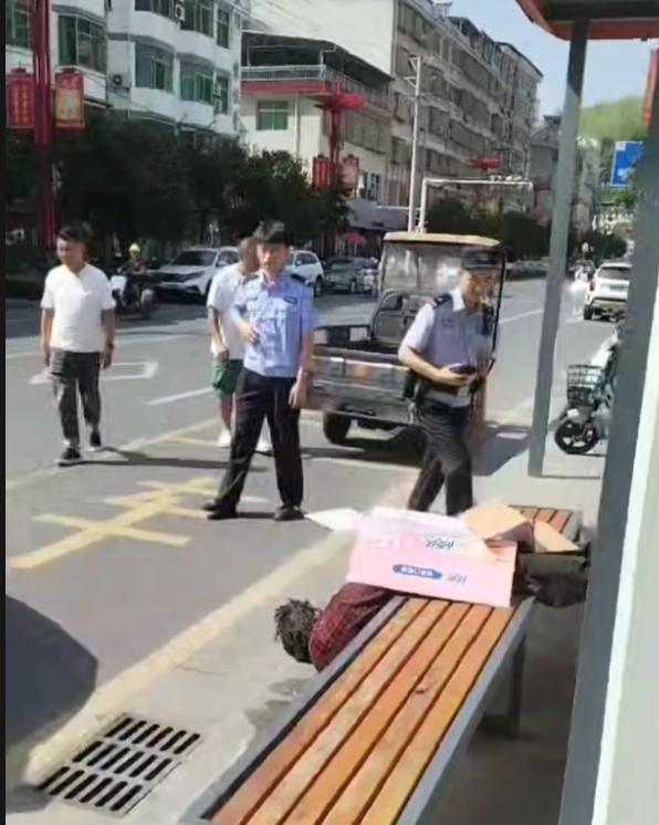汉阴龙岗阁老人疑遭男子侵害 现场群众报警并协助遮挡