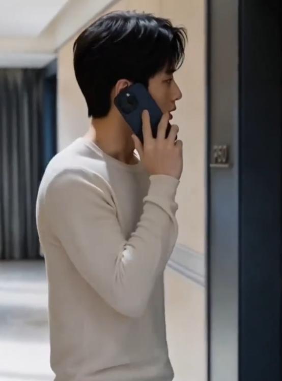 AI短剧《霍总的掌中娇》：酒店相会时丈夫突然敲门，剧情停在女主回头一刻