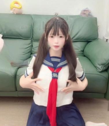 玻璃泡芙7月私定版外传 白丝JK造型与反差演出受到关注