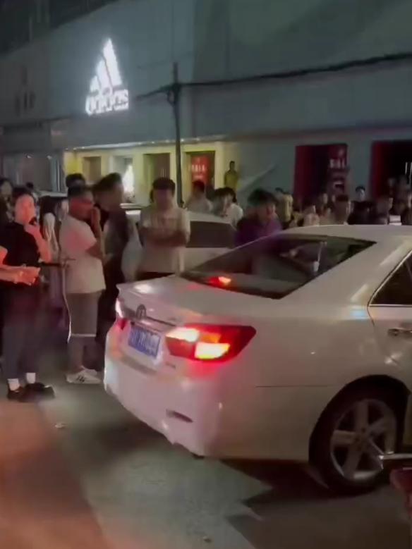 河北廊坊胜芳广场突发多人围观，酒店附近冲突被传为“抓小三”事件