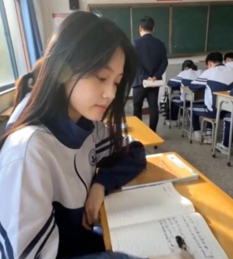 AI短剧《我的十八岁女友》把关系变化放进教室，单一场景推动剧情发展