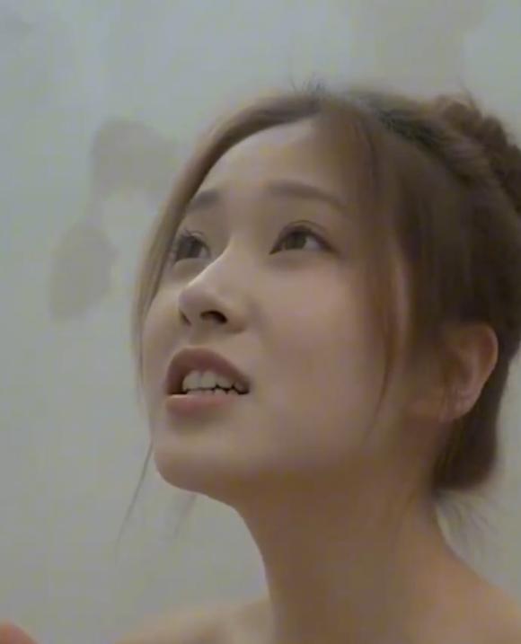 AI短剧《试衣间里的故事》 男主帮妈妈看店时撞见女顾客异常举动