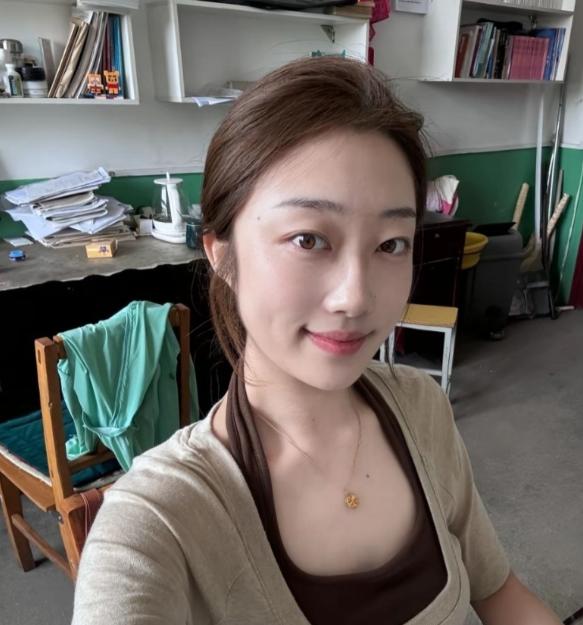 网传“安徽亳州新婚女教师蒋聘婷”新婚之夜视频引争议,多套居家造型受到关注