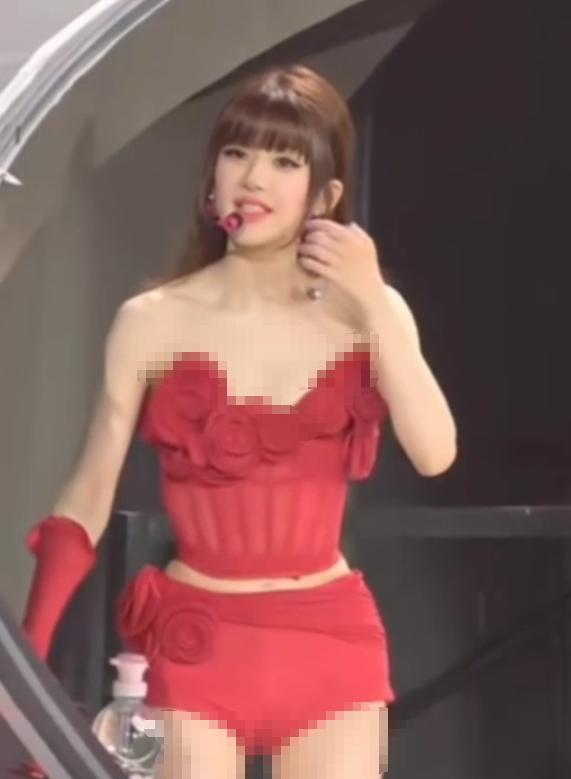 赵露思曼谷演唱会凳子舞引热议 甜美小花尝试成熟舞台风格