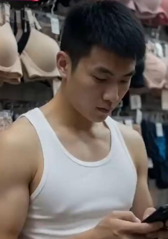 AI短剧《试衣间里的故事》 男主帮妈妈看店时撞见女顾客异常举动