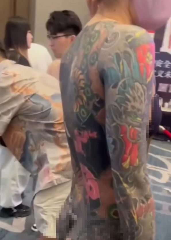 山东纹身展现场视频引热议，通体纹身模特展示引发尺度争议
