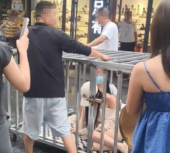 湖南汨罗“两女子铁笼游街”系摆拍，38岁何某组织多人演戏被刑拘