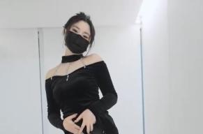 台北娜娜《吊带黑.丝妈妈》主题更新，黑色穿搭与居家人设形成风格变化