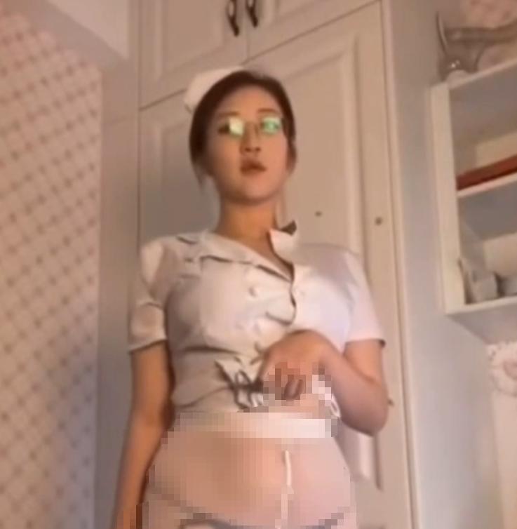 抖音在在妈绿丝睡裙与护士风造型短片引讨论，居家镜头风格十分大胆