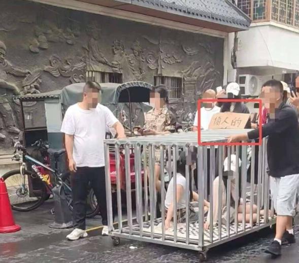湖南汨罗“两女子铁笼游街”系摆拍，38岁何某组织多人演戏被刑拘