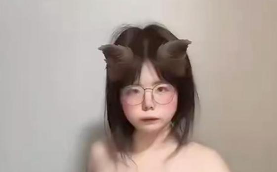 抖音网红夏夏个人内容引发争议 眼镜微胖形象反差明显