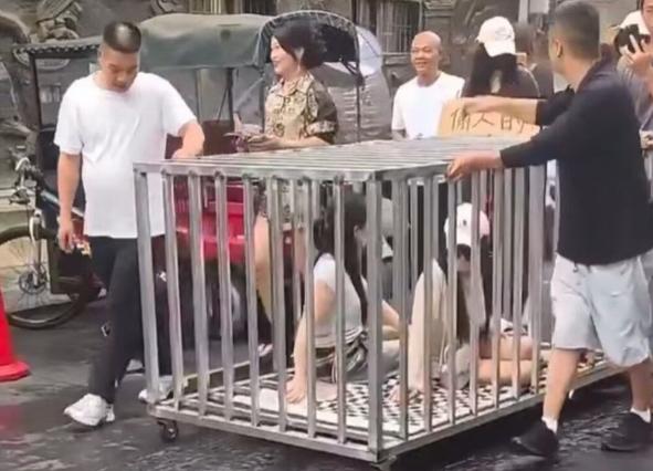 湖南汨罗“两女子铁笼游街”系摆拍，38岁何某组织多人演戏被刑拘