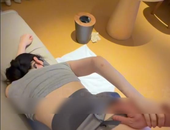 推特博主小羊爱吃草订阅内容引关注 丝袜造型与双人情景成为讨论焦点