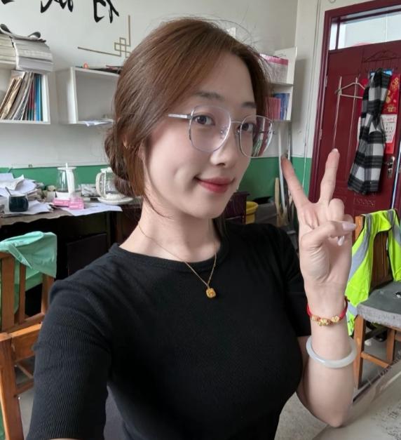 网传“安徽亳州新婚女教师蒋聘婷”新婚之夜视频引争议,多套居家造型受到关注