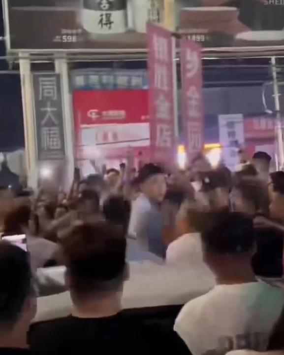 河北廊坊胜芳广场突发多人围观，酒店附近冲突被传为“抓小三”事件