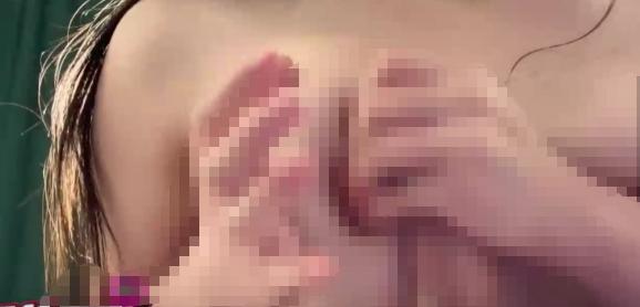 B站南晚姐姐直播片段引争议 边回答弹幕边做出不当展示