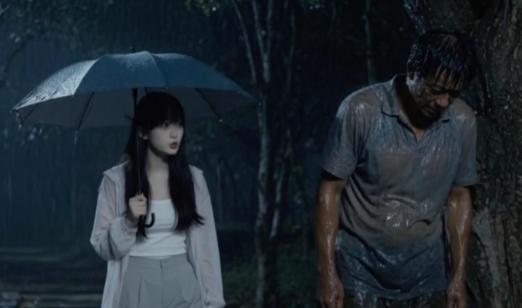 AI短剧《雨夜解禁室友的老爸》,一场意外留宿让三人的关系悄然改变