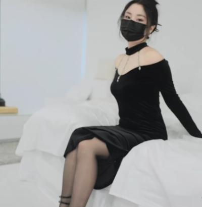 台北娜娜《吊带黑.丝妈妈》主题更新，黑色穿搭与居家人设形成风格变化