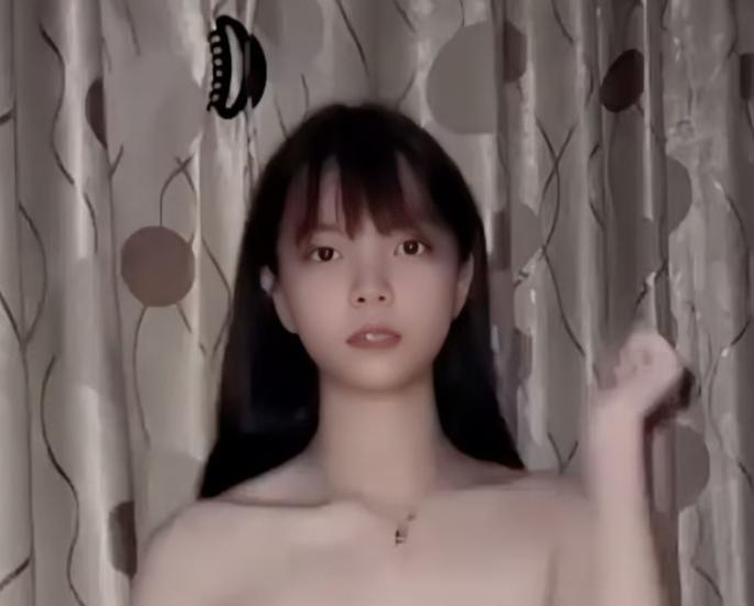 推特安慕曦浴室视频在网络传播 白色背心造型前后变化明显