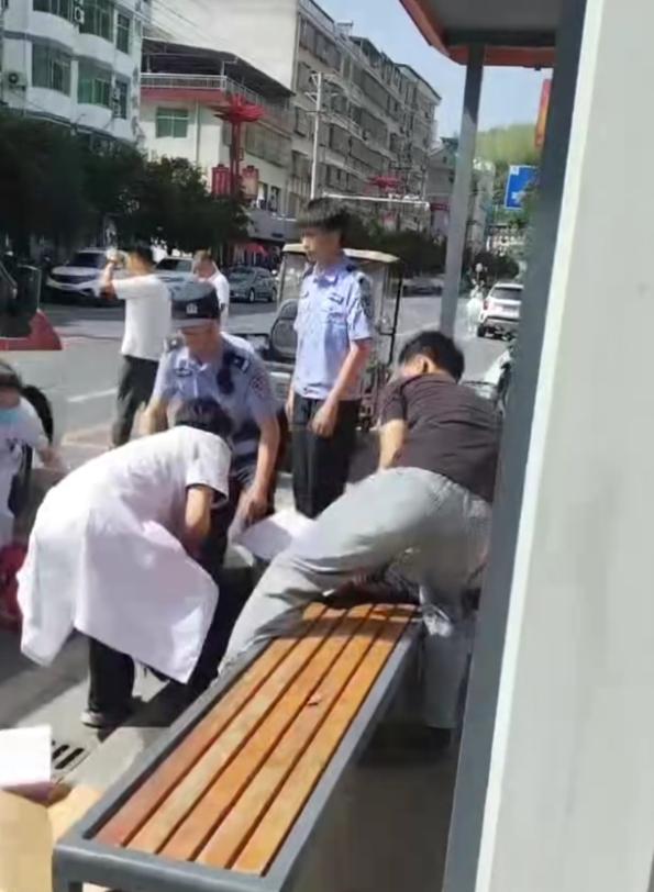 汉阴龙岗阁老人疑遭男子侵害 现场群众报警并协助遮挡
