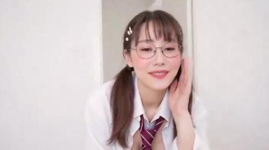 AI真人短剧《我的学生妹老妈》剧情梳理，成熟母亲换上校园造型后关系逐渐越界