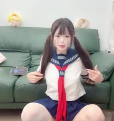 玻璃泡芙7月私定版外传 白丝JK造型与反差演出受到关注