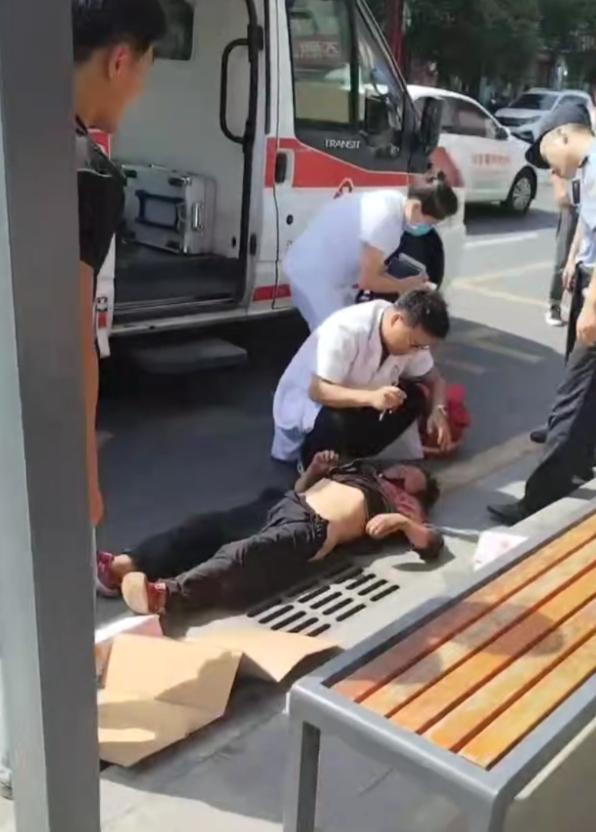 汉阴龙岗阁老人疑遭男子侵害 现场群众报警并协助遮挡