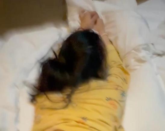 网传“安徽亳州新婚女教师蒋聘婷”新婚之夜视频引争议,多套居家造型受到关注
