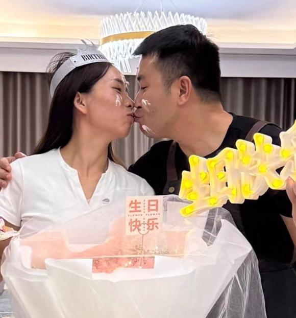 抖音刘大师被曝与李珍珍泰国同行 工地霞姐与前任赵山河卷入感情风波