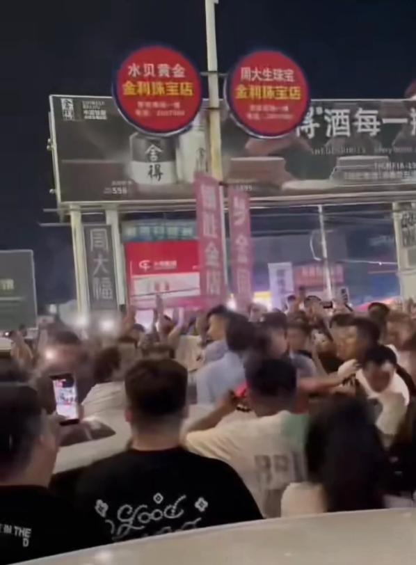 河北廊坊胜芳广场突发多人围观，酒店附近冲突被传为“抓小三”事件