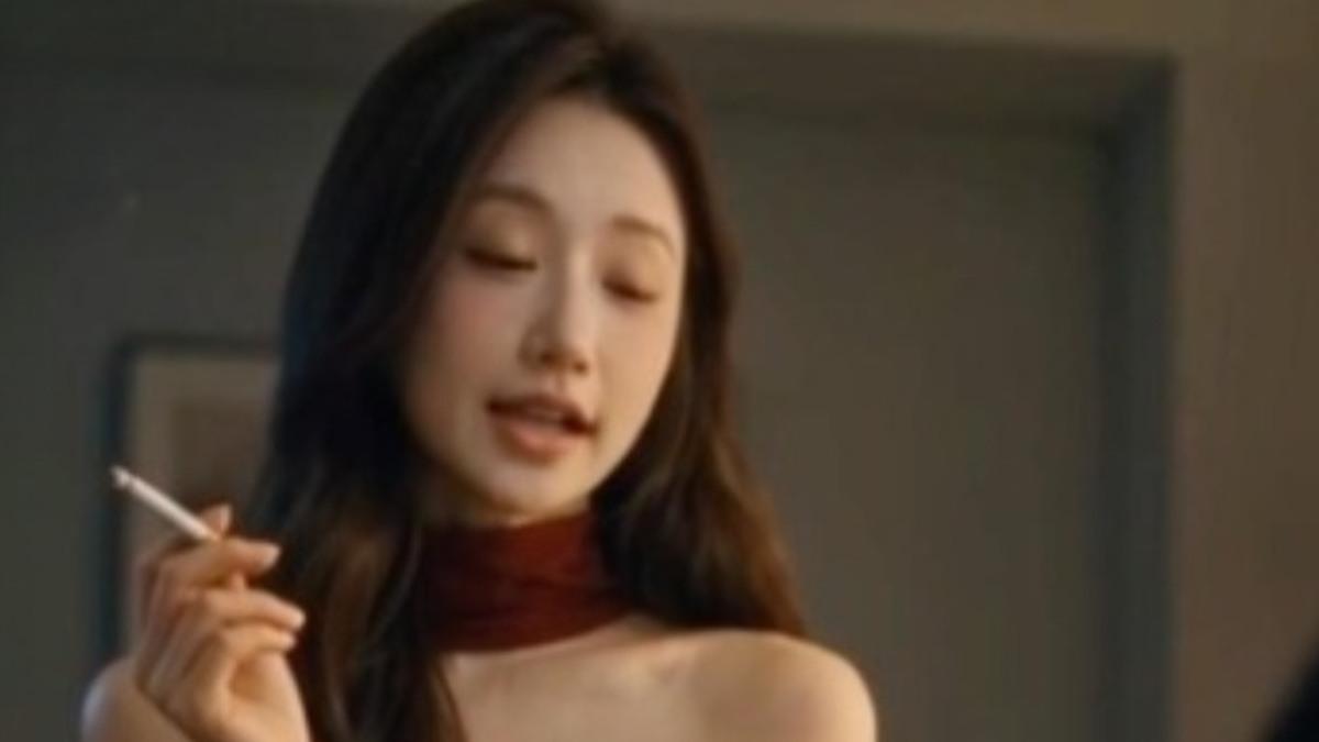 金鸡之路红裙女性客厅会谈