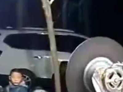 农村夜场临时舞台上的运转设备