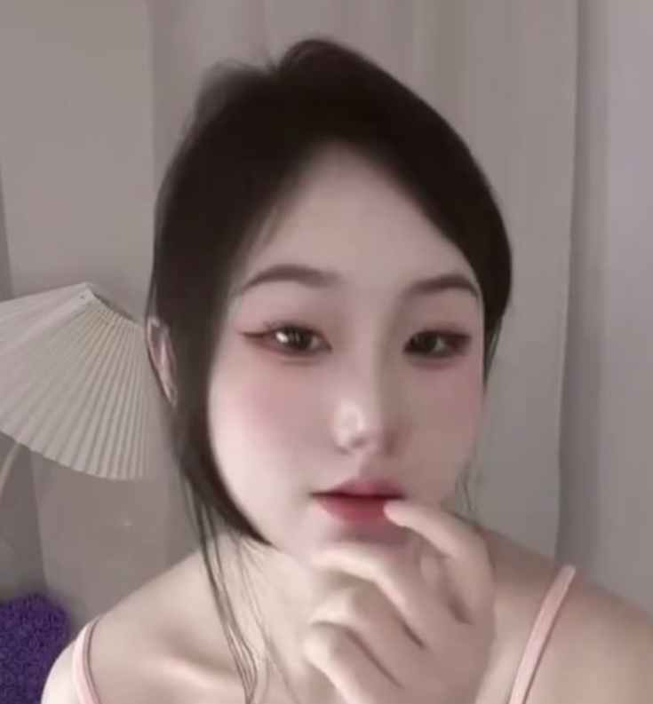 B站颜夕不御提督定制 制服造型呈现不同直播状态