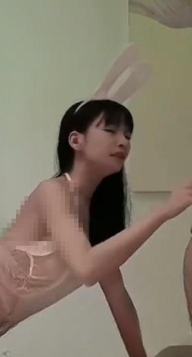 推特博主奶凶大人尝试户外主题拍摄 多场景造型呈现不同风格