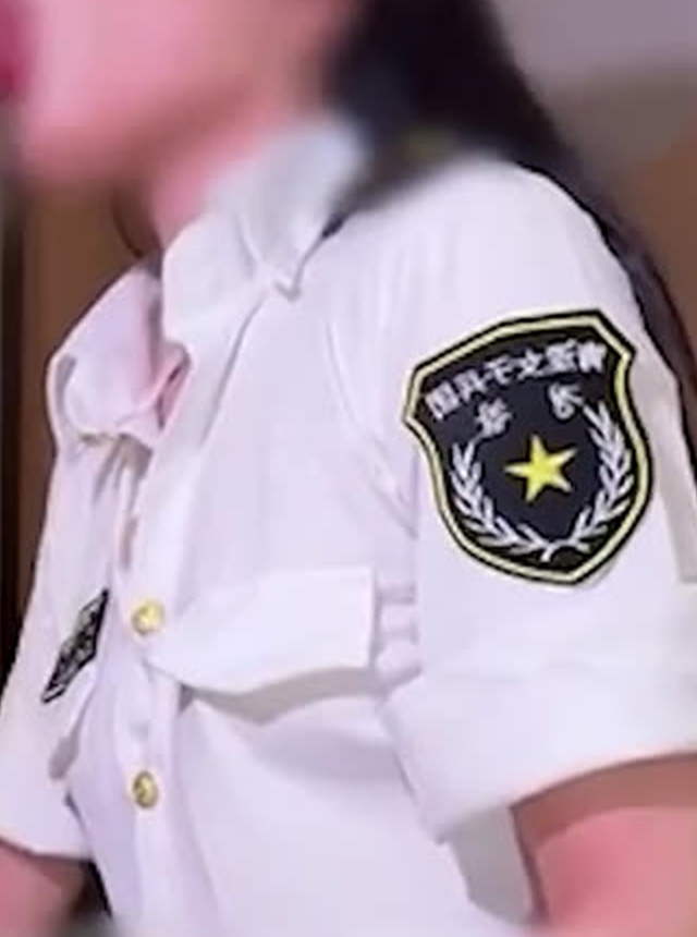 一个ren客厅制服造型与肩部徽章近景