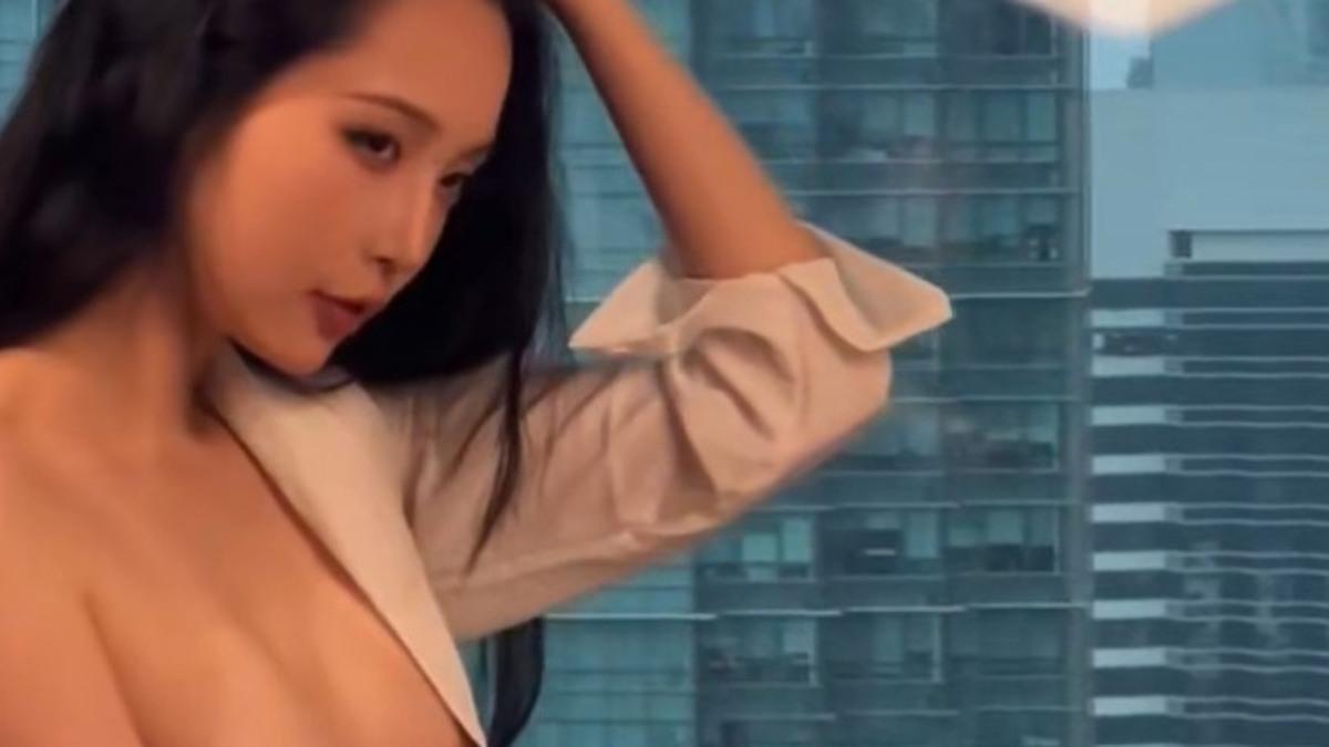 孙禾颐JennyPinky浅色披肩窗边画面