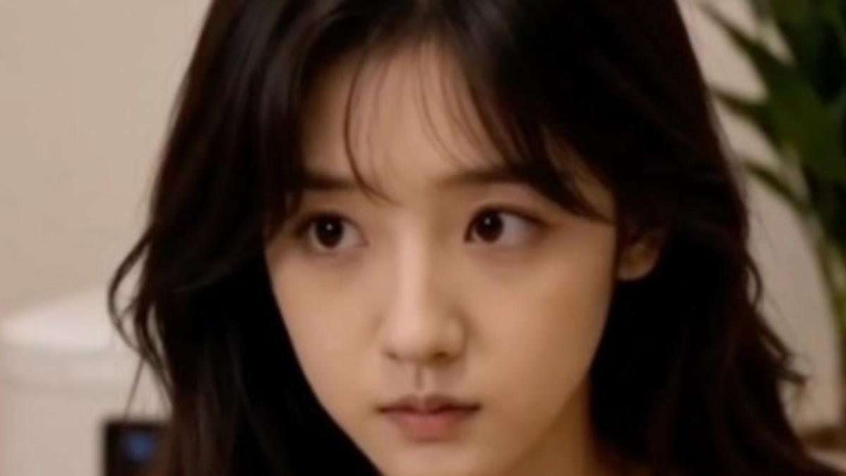 家中的第三者陌生女子餐桌场景