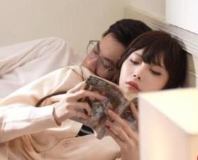 郭芸希最新剧情视频《我还要看书你自己动吧》 米色开衫学妹造型反差明显