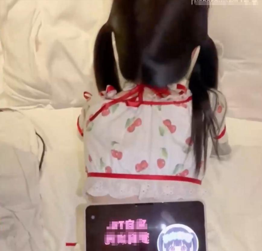 推特小远ovo新作《奶油肌肤纯欲系少女》 樱桃女仆装搭配平板遮脸构图