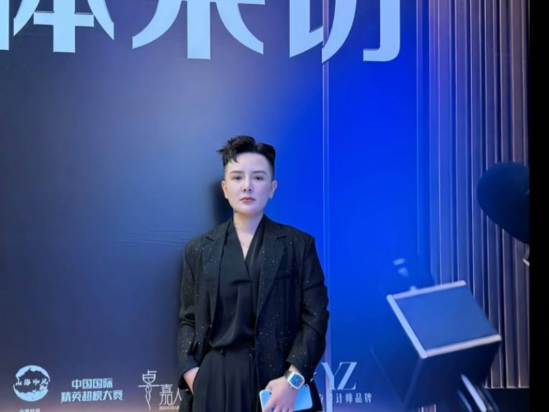 王小萌感情争议相关人物公开活动画面