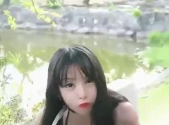 推特博主奶凶大人尝试户外主题拍摄 多场景造型呈现不同风格