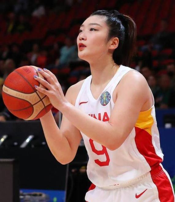 中国女篮李梦被张隆妻子曝“知三当三” 多张私密照片引发争议