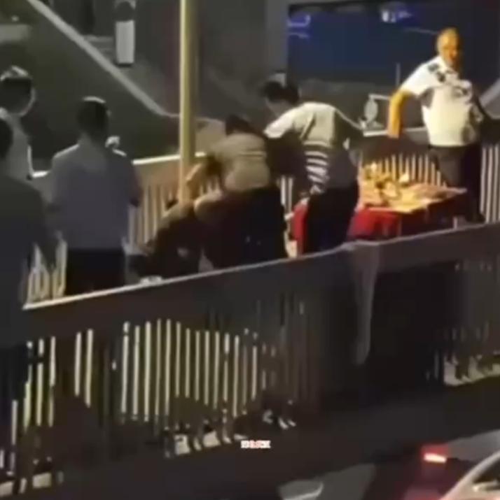 武汉武昌黄鹤楼天桥发生摊贩冲突 三名城管协管员涉嫌故意伤害被刑拘