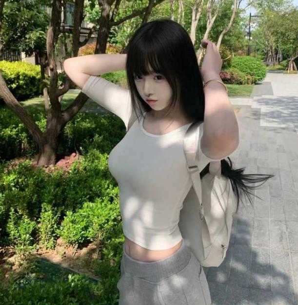 糖心三上千夏足球宝贝新作上线，蓝色条纹造型成为主要看点