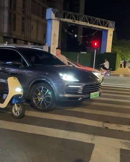 扬州江都佳源广场七夕晚发生道路冲突 拍窗争执随后升级