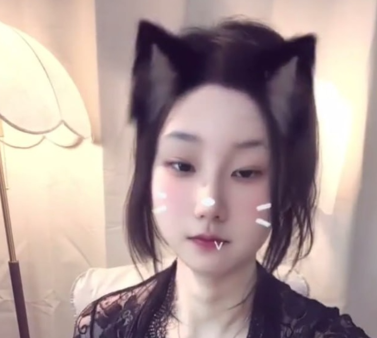 B站颜夕不御提督定制 制服造型呈现不同直播状态