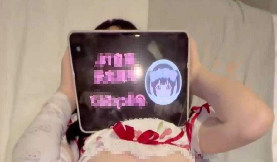 推特小远ovo新作《奶油肌肤纯欲系少女》 樱桃女仆装搭配平板遮脸构图